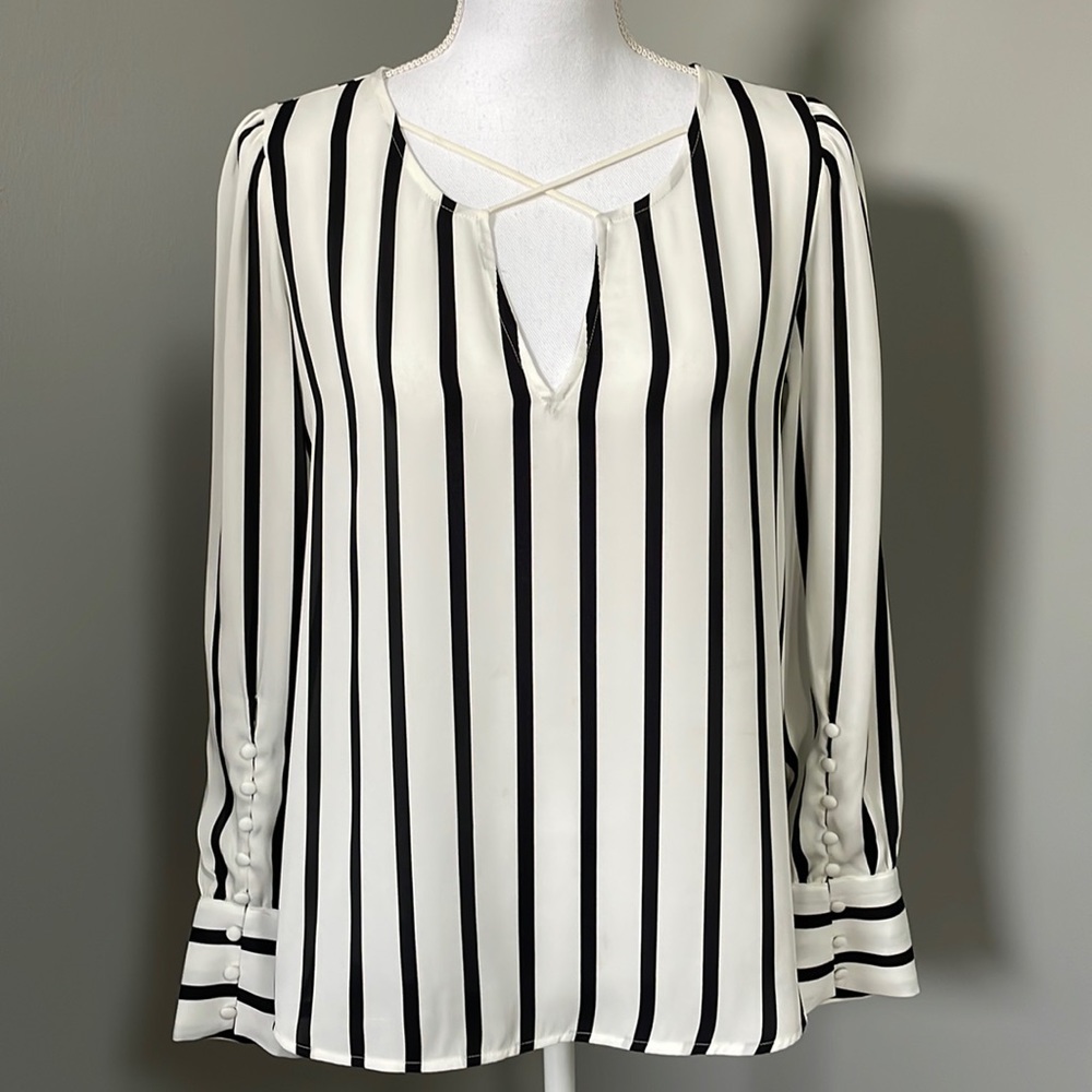 EXPRESS BLACK & WHITE VERTICAL STRIPED BLOUSE w/BUTTON SLEEVE